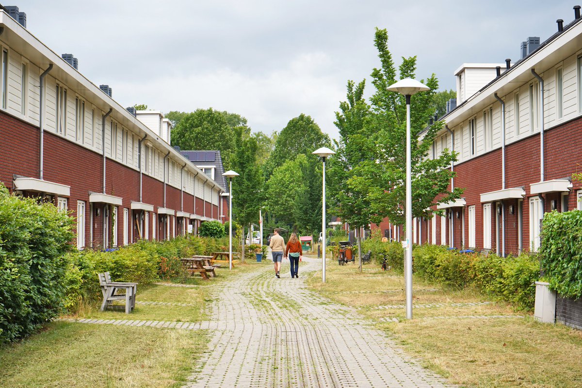 #Leefstraat in #Utrecht. Waar gepicknickt wordt, gespeeld en gewandeld. Een straat die #regenwater 🌧 opvangt en niet zo heet wordt zomers.☀️

Parkeren op loopafstand. Autobereikbaarheid wanneer nodig en op al die andere momenten vooral een straat voor ons🤸🏻‍♀️👵🏼🚶🏾‍♂️ en 🐜🍃🦔🐦.