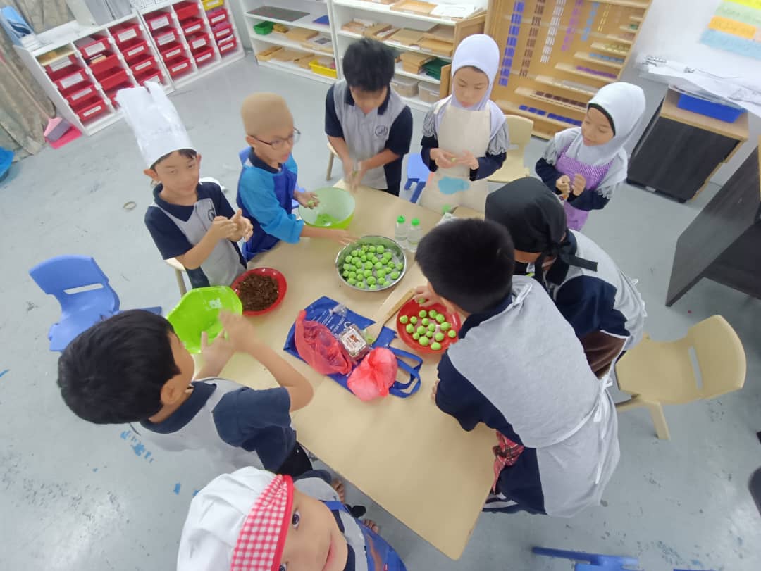 SriAyeshaNews's tweet photo. Dar-Salam stirring up some magic in the kitchen! Our junior chefs are whipping up a storm for the iftar meals. π #JuniorChefsInAction #IftarPrep π½οΈ https://t.co/vuzE4PvjV8