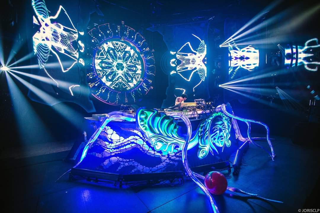 BmssRecords's tweet photo. 𝐒𝐘𝐌𝐁𝐈𝐎𝐒𝐈𝐒 𝐃𝐞𝐜𝐨𝐫𝐚𝐭𝐢𝐨𝐧 - 𝐓𝐡𝐞 𝐌𝐚𝐝 𝐒𝐭𝐮𝐝𝐢𝐨
Hadra Trance Festival decoration team will be on hand to transform La Rayonne venue on April 6! 🇫🇷
Get ready for an immersive atmosphere signed by Mad Studio ⚡️
Tickets: https://t.co/2QjfPzJfzw
#psyevent https://t.co/IYiJ9eS2Ee