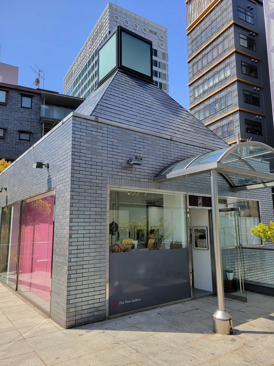 本シリーズは「Libraryman Award」受賞作であり、2022年に同出版社より写真集が刊行。
パンデミック中、鮮魚屋で魚を手に入れ、歌川広重の「名所江戸百景」で描かれた東京の名所を無人の状態で写し、当時の稀有な状況が交錯する「現代の見立絵」を創出した。会期は4/20まで。
zen-foto.jp/jp/exhibition/…