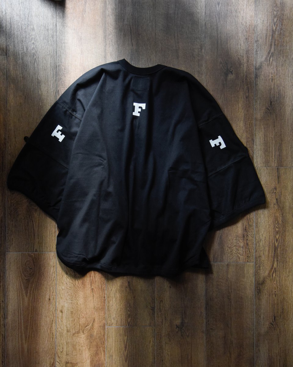 FULLCOUNTONLINE's tweet photo. 5222KPT(24SS:Limited Collection)
日本文化の革新を掲げ伝統的な着物の袖に着目しスタートしたブランド「KIMO NO T®」が初となるコラボレーション企画。革ラベルデザインを前面にプリントし、Fのプリントは家紋の様に配しトラディショナルな雰囲気も醸し出しています。
https://t.co/UfoGQtR5tw https://t.co/dh7GEEF0qF