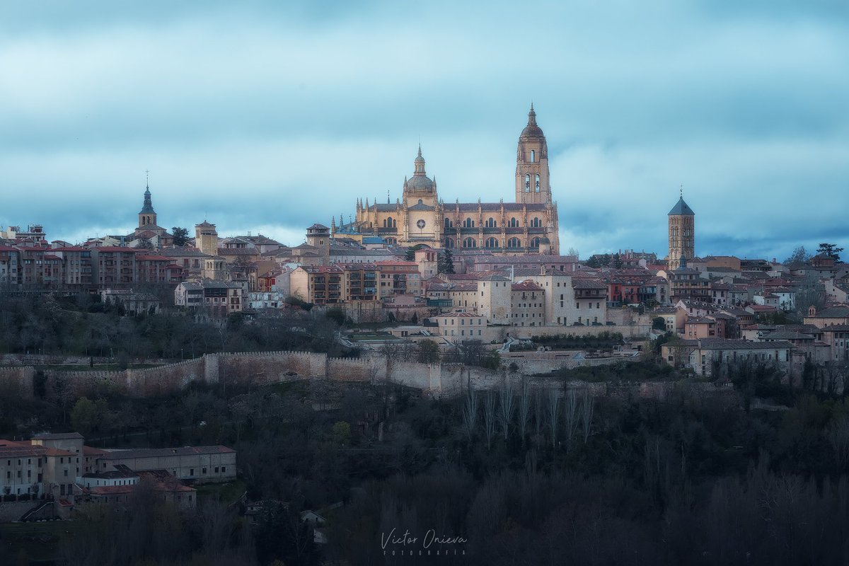 Catedral de Segovia, desde el Mirador de La Lastrilla @TurismoSegovia @toBEwasWERE @Segoviabuenplan @Segoviaturismo @CyLesVida @castillayleon @arteviajero_com @HassaneTraveler @tiempobrasero @El_Universo_Hoy @NatGeoEsp @viajedeinterior @ThePhotoHour @0xStreets @hacerfotos