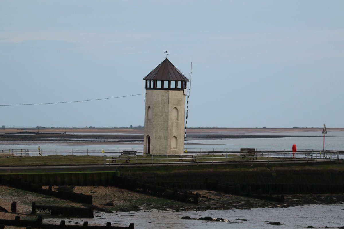 For #TidesOutTuesday last week at Brightlingsea, Essex 🌊 Local landmark Batemans Tower on the sea wall 😉