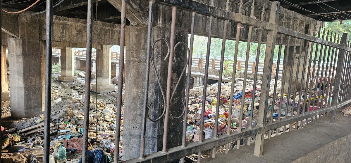 ParvatiAkki's tweet photo. What's more important? The clearing of trash dumped under Begumpet flyover, or the beautification of the area around it? Much money spent on beautification; as garbage gets dumped in hussainsagar!!  Please clear n fence entire area under the bridge.
@GHMCOnline @CommissionrGHMC https://t.co/l55wWzCBcX