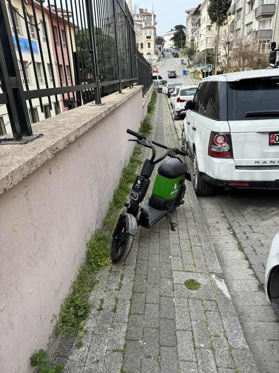 Evet hadi görelim belediye işlerinizi bakalım başarabilecek misiniz yoksa insanları mağdur mu edeceksiniz? Martı motorunu kaldırıma bırakıp gitmişler.Çocuklar,yaşlılar,bebek arabaları yola çıkmak zorunda kalıyorlar. <a href="/CHP_istanbulil/">CHP İstanbul İl Başkanlığı</a> <a href="/herkesicinCHP/">CHP 🇹🇷</a> <a href="/chpgencistanbul/">CHP İstanbul Gençlik Kolları</a> @chp @chp
