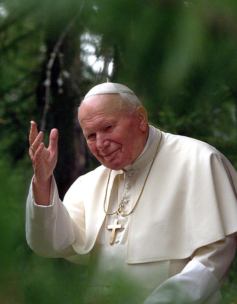 Il 2 aprile 2005 saliva al cielo Karol Józef Wojtyła, Papa Giovanni Paolo II. Un uomo di Dio vicino alla gente, un Pontefice dallo spirito missionario che ha saputo promuovere il dialogo interreligioso, entrare nel cuore delle persone con la sua umanità e avvicinare molti giovani