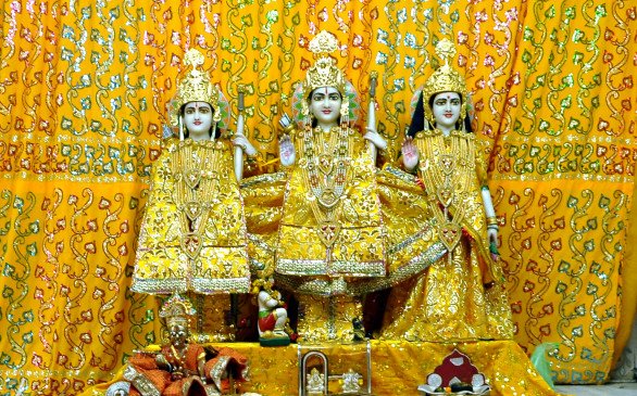 Nagendra60's tweet photo. ओरछा जिला निवाड़ी में भगवान श्री राम राजा के दर्शन करने का सौभाग्य मिला।
मध्यकाल में बुंदेलखंड की महारानी कुँवर गणेश आयोध्या से 8 माह 28 दिन पैदल चलकर भगवान राम को ओरछा लेकर आई थीं। आज यहां दर्शन करने का सौभाग्य मिला।
#Ramlalla #shreeram https://t.co/NSmMi2hvPx