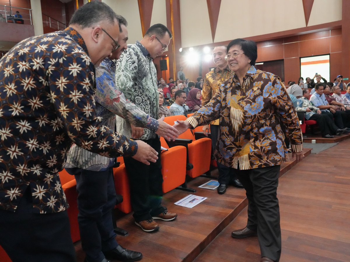tanjungputingnp's tweet photo. #sobatkahiyu, Menteri @SitiNurbayaLHK
memuji inisiatif yg dilakukan IPB yg melengkapi program Pesona Kampus Hijau, dan menekankan pentingnya pelestarian lingkungan, terutama yg berkaitan dengan kebijakan dan strategi pengelolaan kebakaran hutan dan lahan

https://t.co/ogQLRJBBo0 https://t.co/TN70KHIC5d