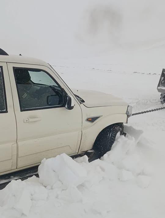 Responding to an ITBP distress call, the 755 BRTF Team -Project Himank #Leh mobilized resources in extreme weather to rescue 4 stranded vehicles at 17,000 ft in Zursar, averting a disaster. #Teamwork #BROservingNation @SpokespersonMoD @BROindia @NorthernComd_IA @DIPR_Leh
