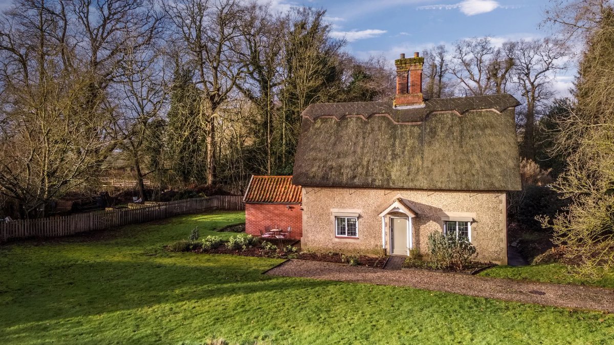 Our April theme is holidays! Whether it’s a spring break, a summer getaway or a cosy winter trip, we hope you’ll enjoy our virtual visits to some historic buildings, starting in Norfolk with the Blacksmith’s Cottage @BlicklingHallNT. nationaltrust.org.uk/holidays/norfo… #HistoryHoliday