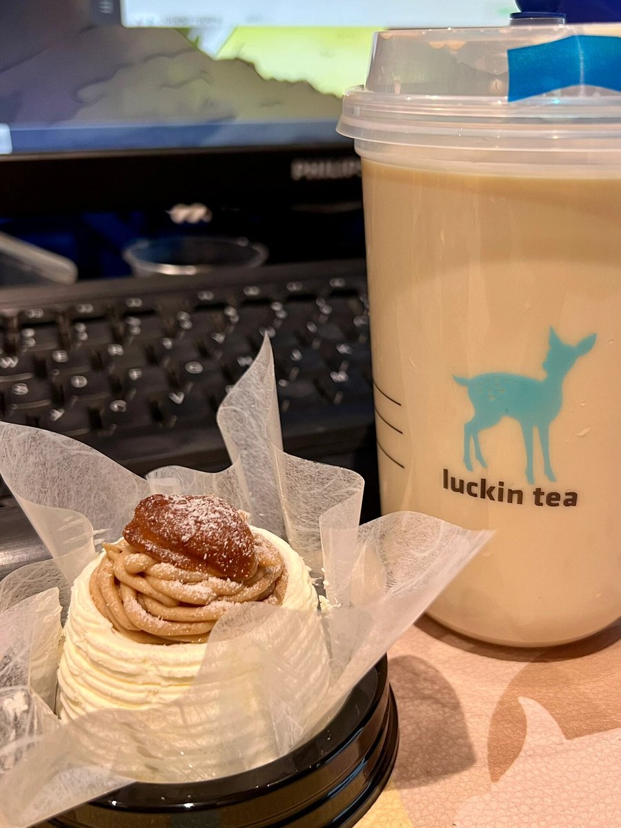 GroovyStylesSA's tweet image. 今日份下午茶：
如夢令·功夫乳茶。 紅茶➕牛奶➕厚乳，🈚️奶精，🈚️植脂末。 味道略淡，是健康的味道
栗子佈朗尼蛋糕。 好小一塊，最上面是栗子奶油➕一小塊🌰，中間是慕斯➕櫻桃夾心，蛋糕底是奶油餅乾。 剛開始吃是挺好吃的，吃到一半就覺得有點膩了，難怪做的小小一塊。 偶爾饞鮮還是可以的💗💗💗💗