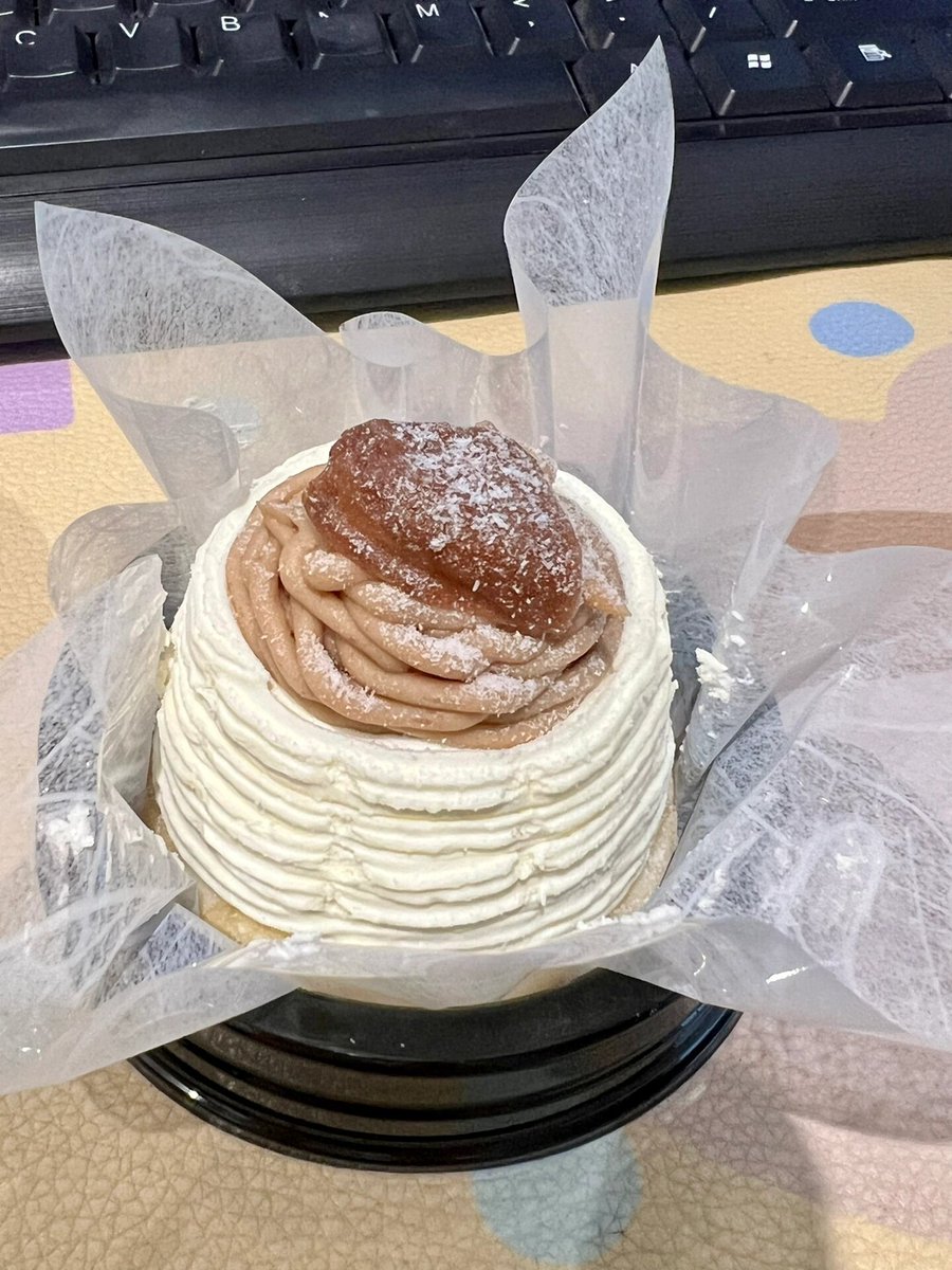 GroovyStylesSA's tweet image. 今日份下午茶：
如夢令·功夫乳茶。 紅茶➕牛奶➕厚乳，🈚️奶精，🈚️植脂末。 味道略淡，是健康的味道
栗子佈朗尼蛋糕。 好小一塊，最上面是栗子奶油➕一小塊🌰，中間是慕斯➕櫻桃夾心，蛋糕底是奶油餅乾。 剛開始吃是挺好吃的，吃到一半就覺得有點膩了，難怪做的小小一塊。 偶爾饞鮮還是可以的💗💗💗💗