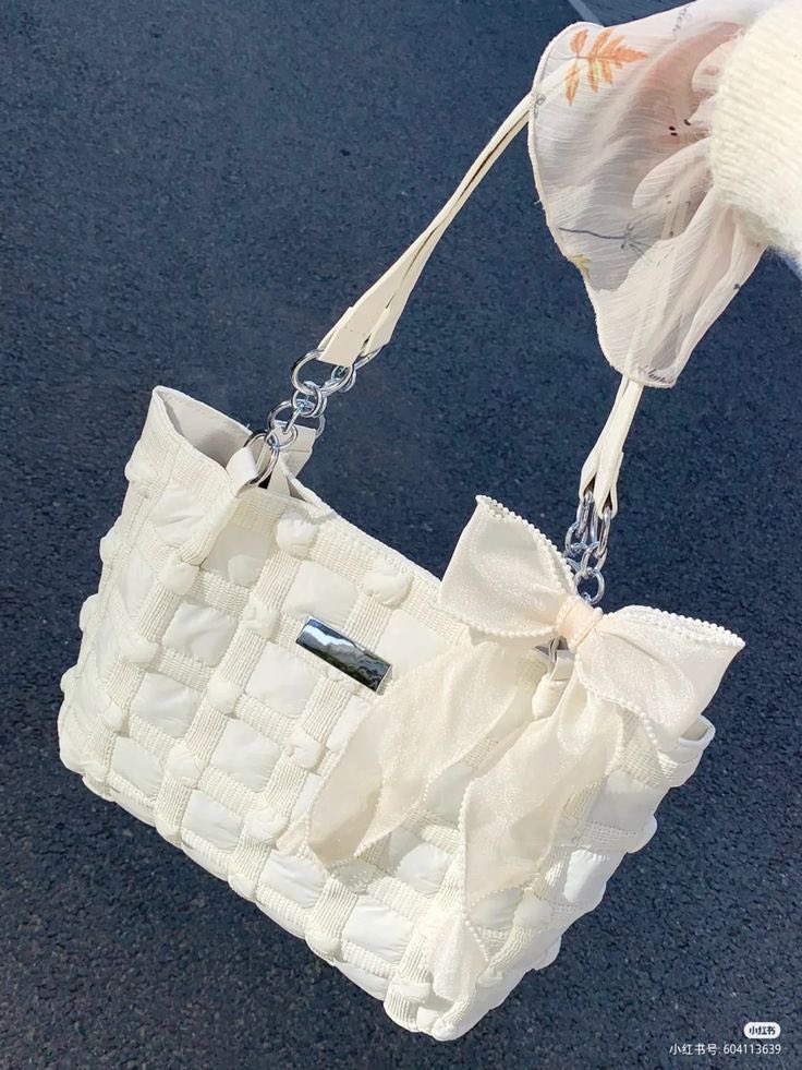 Racunkudishopee's tweet photo. Rekomen banget totebag lucu ala pinterest ini, cantik &amp; slotnya juga banyak🫶🏻✨ https://t.co/BRr8XaAgy9