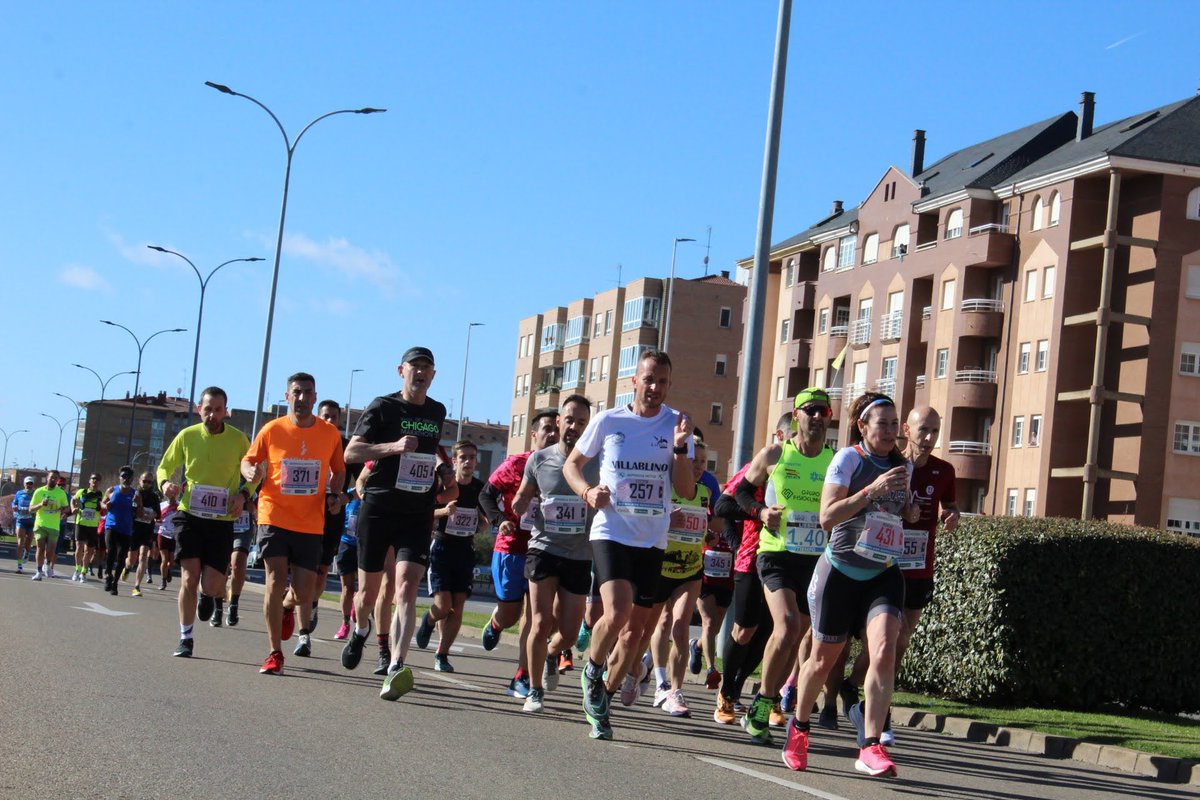 blogmedialeon's tweet photo. Ultimo dia xaapuntarse a la #MediadeLeon
El martes 2 de abril a las 23:59h finaliza el plazo xa  inscribirse en la XIV Media Maraton de Leon 2024 en el siguiente enlace
https://t.co/2jUZTCwviR
Actualmente hay inscritos en la Media mas de 920 corredores.
#leonesp #Leon #lamedia https://t.co/NXa5Cnzd8A