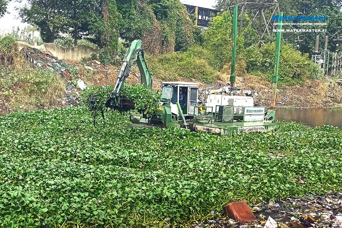 Are invasive aquatic plants blocking your local waterways?🌱The versatile #Watermaster is the solution, shown here restoring a #waterhyacinth-clogged waterway in #India. Clearing waterways enhances biodiversity and water flow, and ensures communities can utilize them effectively.