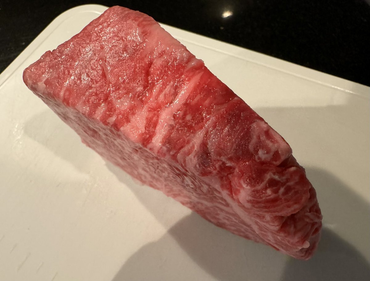 さあさあ、 この肉ケーキをどうしてやろうか #ぽかぽか #300g肉ケーキ