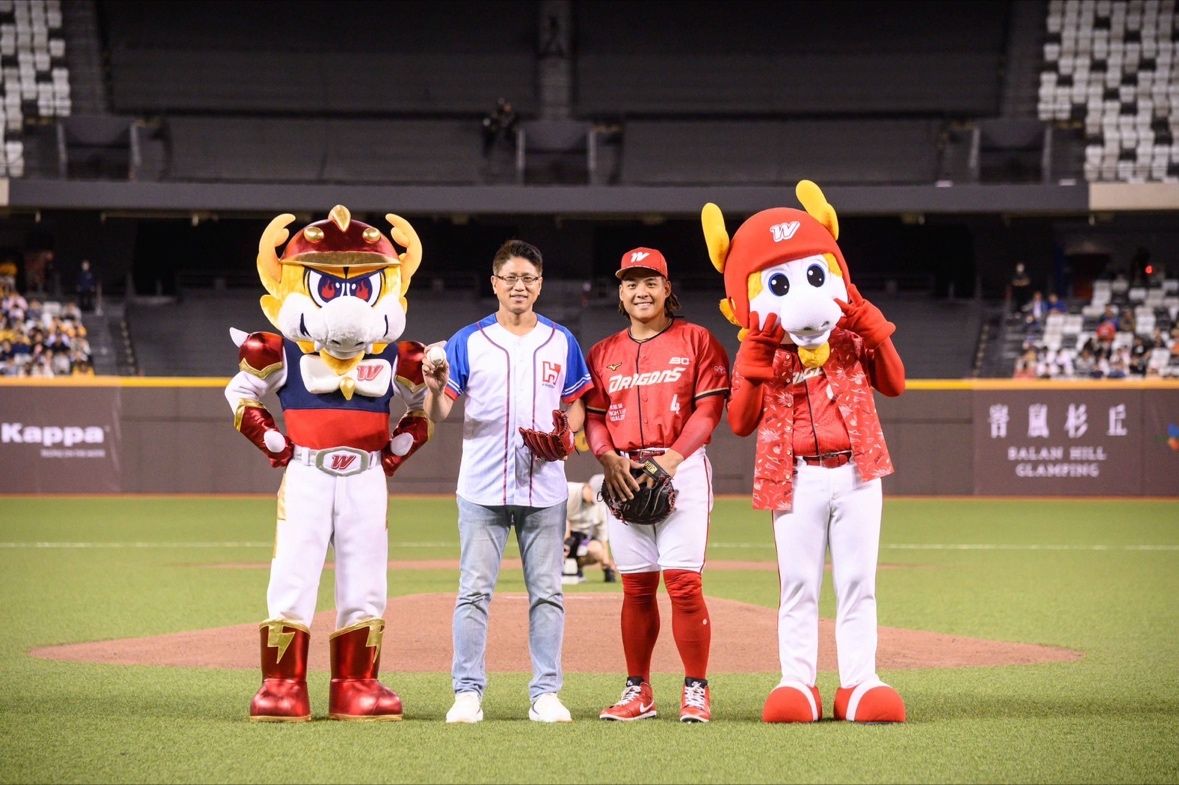 Excitement from our #FoxconnFamily day in Taiwan - watching baseball game together! With professional players on the field and over 4,000 employees and their families in the stands, the atmosphere was electric! ⚾ #Foxconn #ESG #HonHaiTechnologyGroup