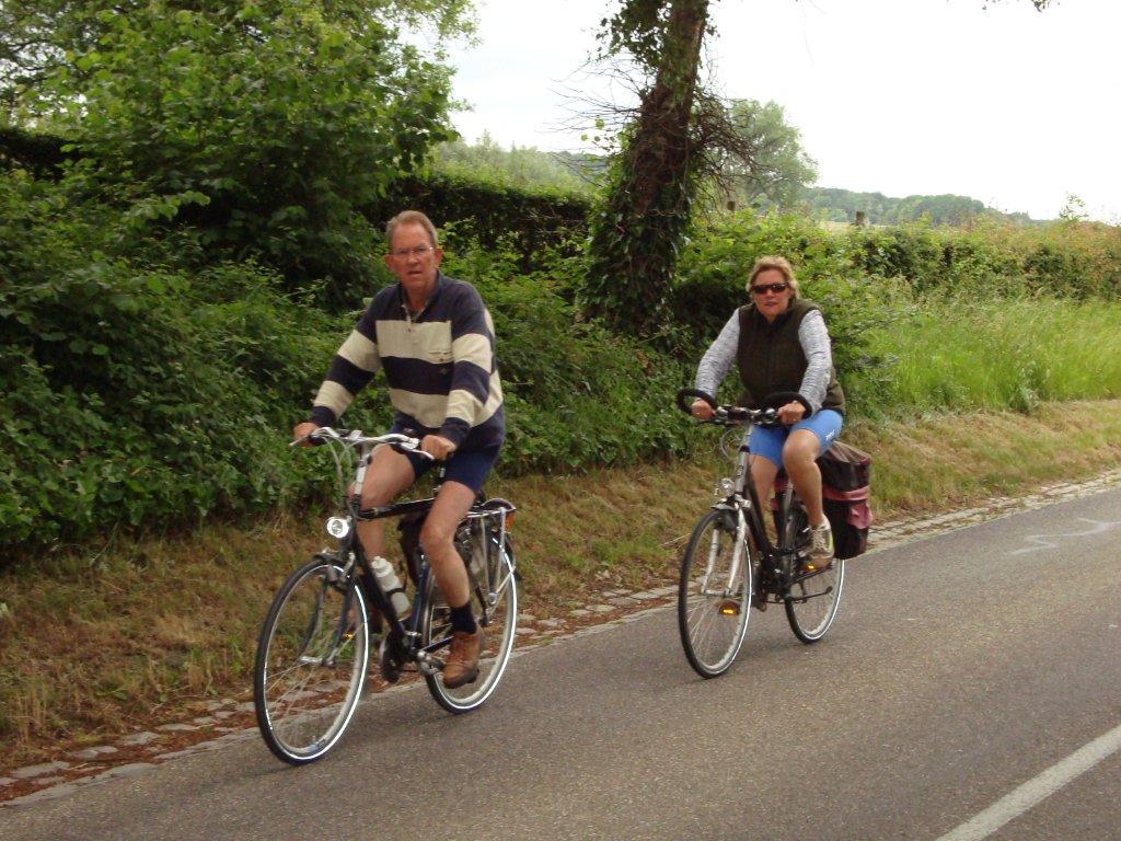 Wil je het fietsknooppuntennetwerk in Zuid-#Limburg verbeteren? Geef dan je input vóór 11 april a.s. via een enquête van 10 minuten en draag bij aan het afstudeeronderzoek van studenten: ap.lc/FmrUd. Alvast dank, je ervaringen helpen het fietsen te optimaliseren.