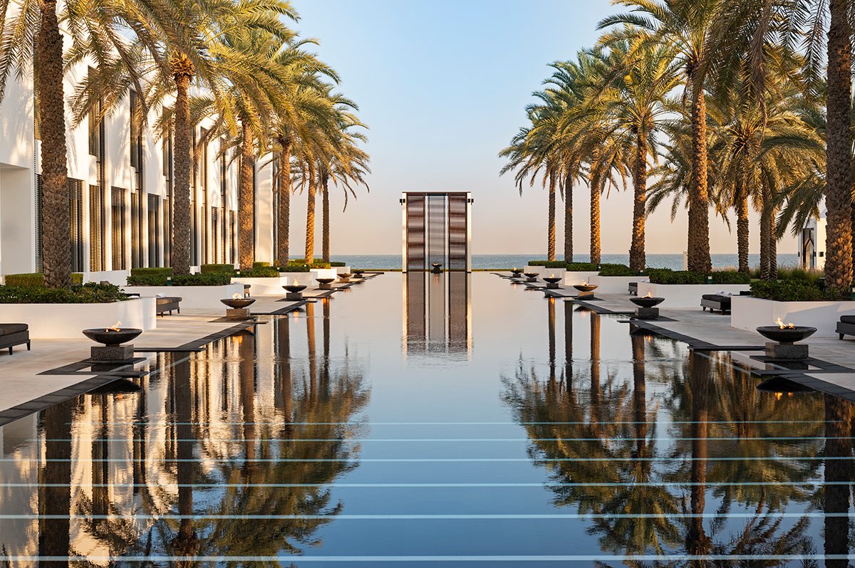 Elegance meets Relaxation at The Long Pool. 🏊‍♂️💫

#TheChediMuscat #ChillAtTheChedi #ChediMemories #GHMhotels #LHWtraveler @GHMhotels  @LeadingHotels