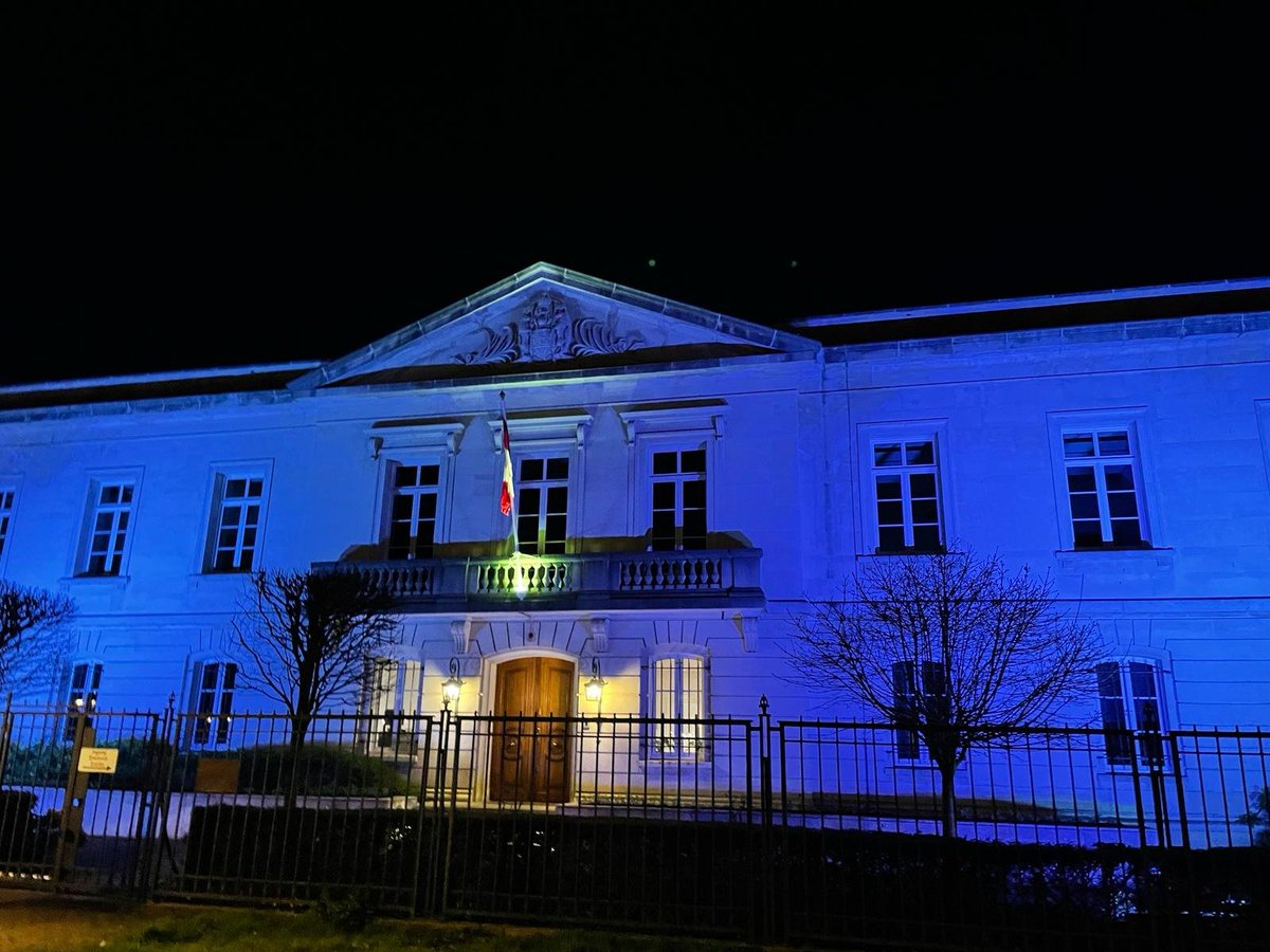 To celebrate the 100th anniversary of the Royal Canadian Airforce, the Canadian Embassy was illuminated in blue. The #RCAF took part in the liberation of the Netherlands and participated in Operation Manna, a humanitarian airdrop to relieve famine in Nazi-occupied NL 🇨🇦🤝🇳🇱💙