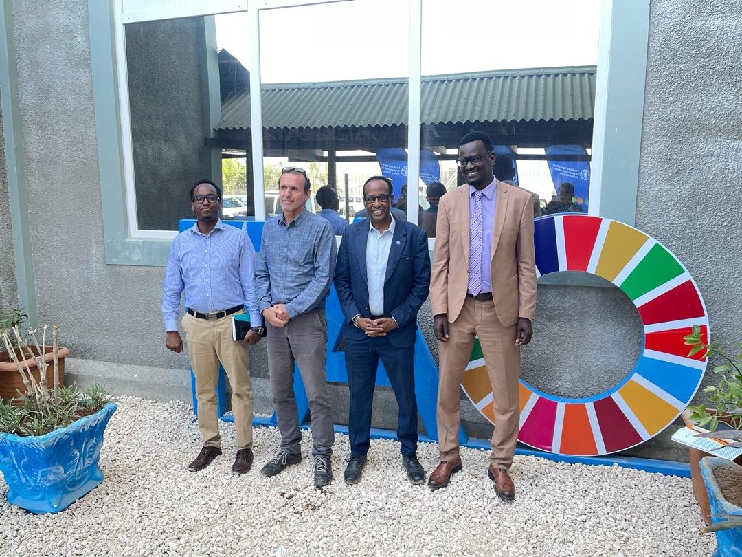 Productive discussions at @FAOSomalia office. @FAO, led by Country Rep @EPeterschmitt, met with @ADirsh, newly appointed Director General of the Ministry of Fisheries & Blue Economy. Exciting opportunities ahead for #collaboration & advancing #fisheries mgt in Somalia!🐟