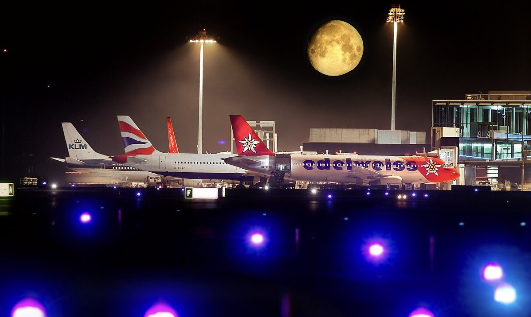 rstocker_sky's tweet photo. 🧿✈️ Anmeldung: 079 481 47 66
4.4. #KLEINFEINTREFF 
c/o
#RonnyStocker
#Waffenplatzstr35
#8002Zürich

mit

#Gastreferent #HansjörgEgger
#Aviatik-#Experte + #Fotograf 
📸✈️1️⃣
MOONRISE TERMINAL E 
ZURICH
📸✈️2️⃣
LANDING AIRBUS A380 
RUNAWAY 28 ZURICH
📸✈️3️⃣
DEEP SNOWY 
ZURICH AIRPORT https://t.co/8Dfv1L6X3G