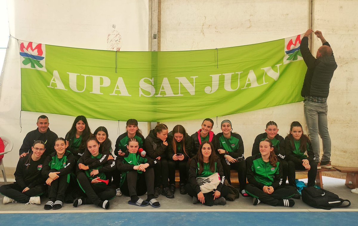ADSanJuanDKE's tweet photo. 🤾‍♀️ El Cadete Femenino y Alevín Mixto lo pasan en grande en el XXXII Torneo Nacional de #Balonmano de Corrales de Buelna

💚 #SomosSanJuan 

➡️ https://t.co/atkQaUwMCA https://t.co/xTdJSVG53u