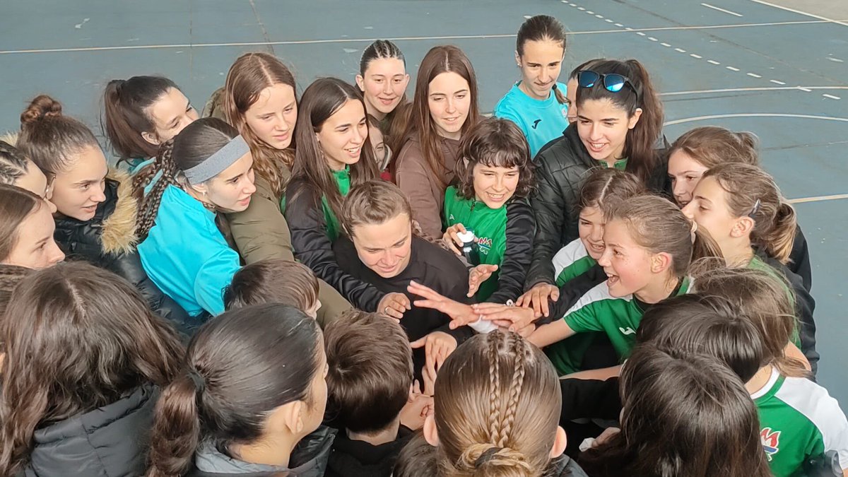 ADSanJuanDKE's tweet photo. 🤾‍♀️ El Cadete Femenino y Alevín Mixto lo pasan en grande en el XXXII Torneo Nacional de #Balonmano de Corrales de Buelna

💚 #SomosSanJuan 

➡️ https://t.co/atkQaUwMCA https://t.co/xTdJSVG53u