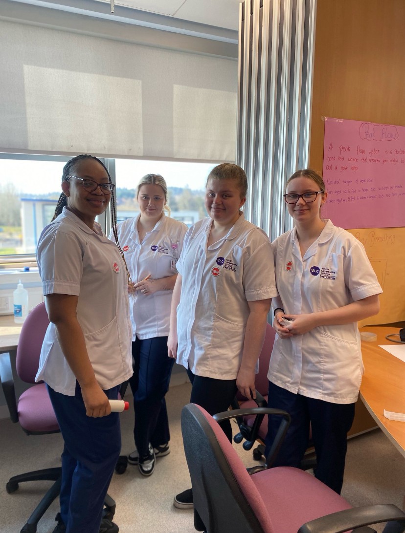 🩺 @SLCek Healthcare students are conducting blood pressure checks to help prevent serious health issues such as heart attacks and strokes. 🚑 You too could learn these life-saving skills, find out more Apply for SWAP Access to Nursing ➡️ bit.ly/SWAPNurse24 #OurSLC