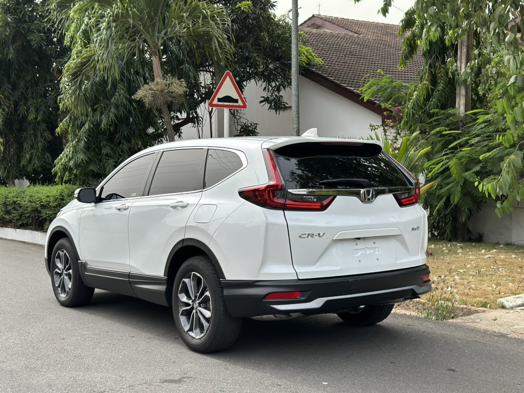 2022 Honda CR-V EXL 1.5T engine 2k miles only Keyless entry & start Touchscreen infotainment system Remote start Leather interior Sunroof Rear & side view camera Apple CarPlay Auto tailgate Fully loaded Price - 400k p3 😁 What’s app no. in Bio Refer a buyer for…