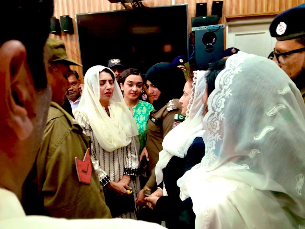 chaudhry_khaula's tweet photo. اللہ ہماری بہادر بہنوں عالیہ حمزہ اور صنم جاوید کو محفوظ رکھیں۔ آمین https://t.co/tX9T3sslAp