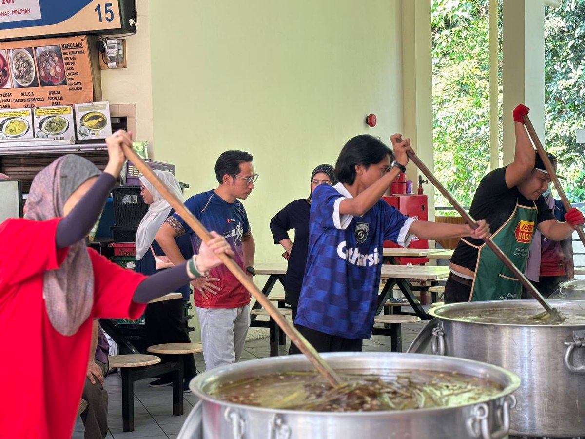 Throwback to last friday, where we transforming classrooms into kitchens, students and lecturers collaborate to cook bubur lambuk, a delicious reminder of our commitment to giving back. 

#1d1k
#ihyaramadan
#beMSUrians
#2GCulture