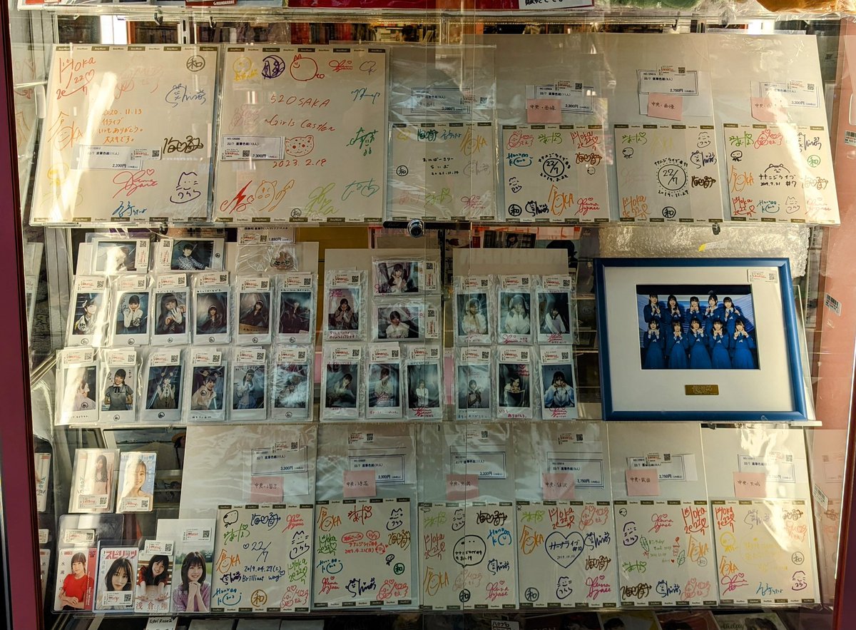 表のショーケースを #ナナニジ 直筆サインもの仕様に入れ替え中