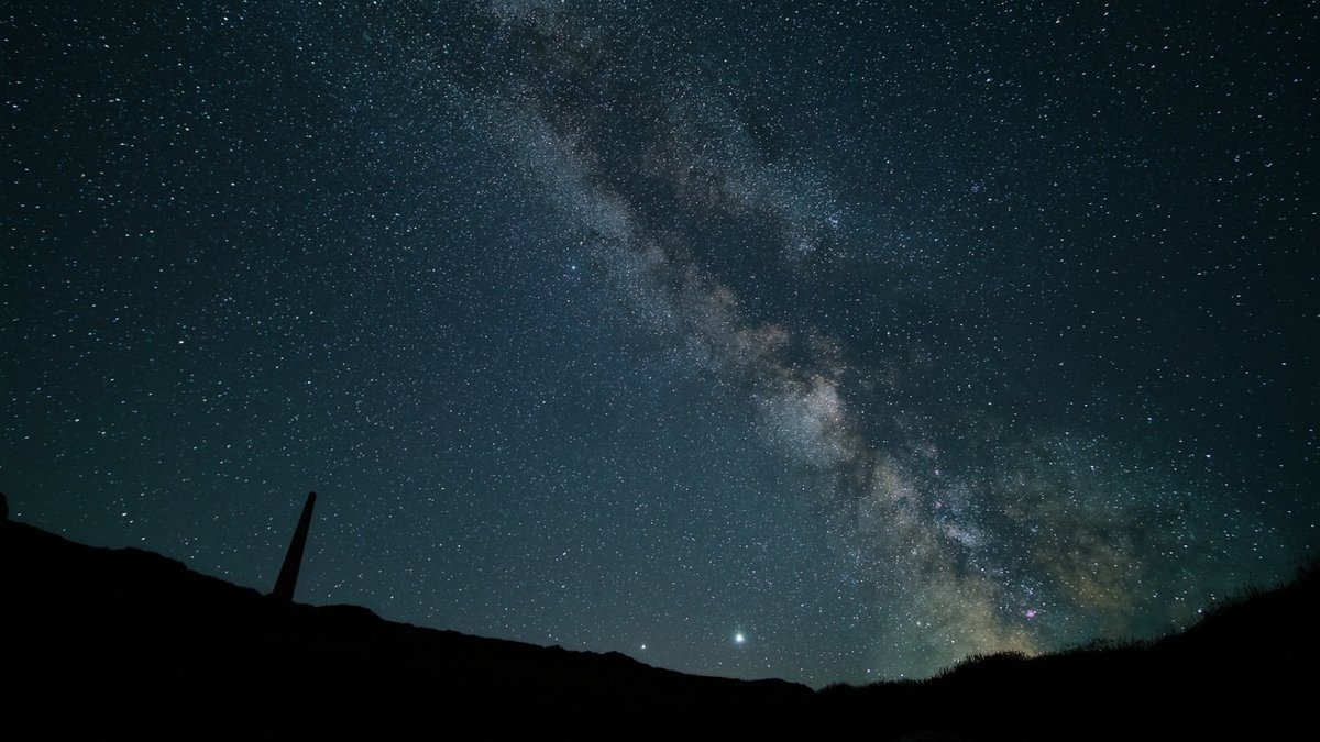 This week is Dark Skies Week, a time to reflect of what impact artificial light has on our planet and applicate the nights sky. Find out more via the @IDADarkSky website: bit.ly/3MQTF90 📷: Milky Way over Botallack – Michael Lovell #cornwall #darksky #landscapes