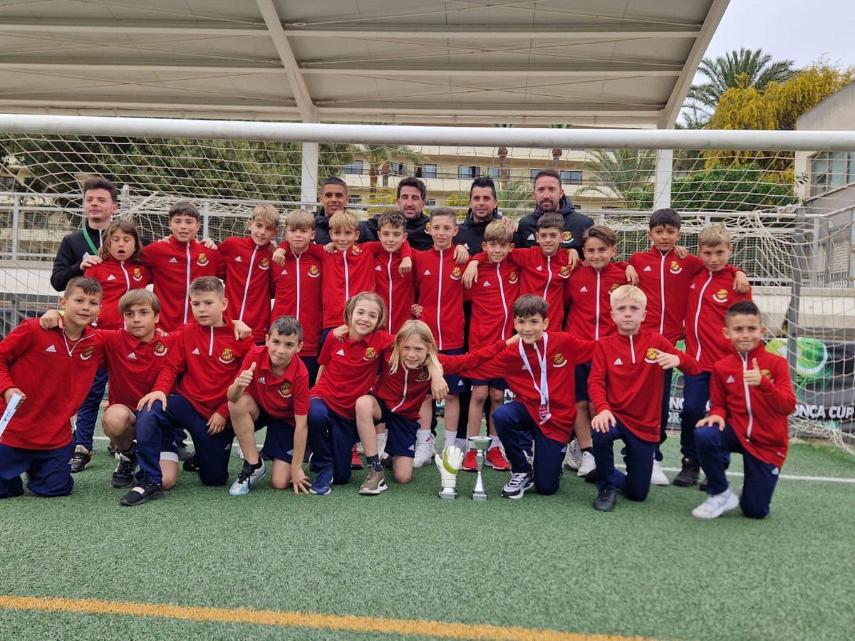 🤝 L'Infantil C va ser guardonat amb el premi 𝐅𝐚𝐢𝐫 𝐏𝐥𝐚𝐲 al Santa Ponsa Cup

📌 El Sub-10 A i l'Infantil C van arribar a les semifinals i a quarts de final respectivament

🧤 El jugador grana Gerard Santiago va rebre el premi al millor porter de la categoria Sub-12
