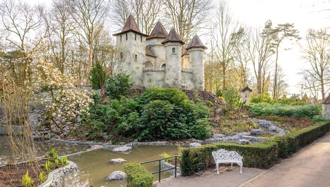 Het kasteel van Doornroosje is na een flink onderhoud weer te bezoeken! 🏰 Voor het eerst sinds de opening in 1952 kun je helemaal rondom het kasteel van de Schone Slaapster wandelen. Ontdek hier wat er allemaal gebeurde en wat er is veranderd 👉 bit.ly/49jwsUK