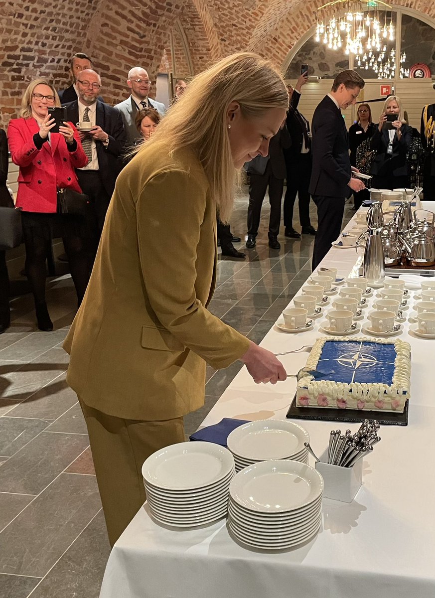A very Finnish way to celebrate our first year of NATO membership: ☕️&🍰 with our friends and allies. Foreign Minister @elinavaltonen and Defence Minister @anttihakkanen expressed 🇫🇮 appreciation to allied missions in Helsinki.