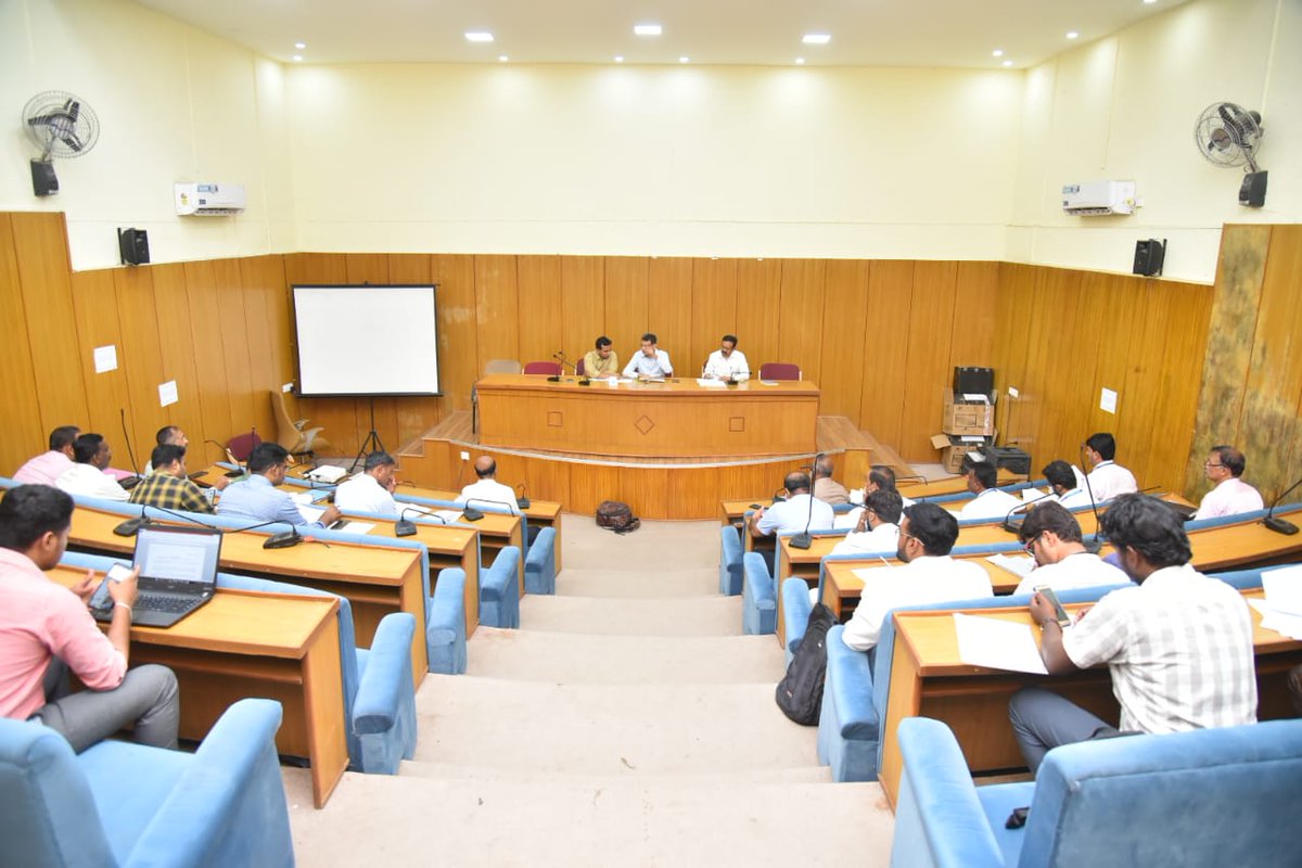 ರಾಜರಾಜೇಶ್ವರಿ ನಗರ ವಲಯ ವ್ಯಾಪ್ತಿಯಲ್ಲಿ ಕುಡಿಯುವ ನೀರಿಗೆ ಸಂಬಂಧಿಸಿದಂತೆ ಇಂದು ವಲಯ ಕಛೇರಿಯ ಸಭಾಂಗಣದಲ್ಲಿ ಸಭೆ ನಡೆಸಿ ಅಗತ್ಯ ನಿರ್ದೇಶನಗಳನ್ನು ನೀಡಲಾಯಿತು.