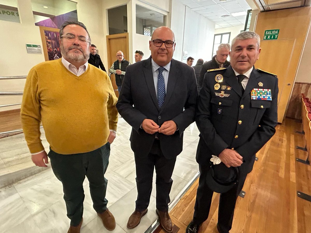 José Antonio González, presidente de la ACEV, asiste a la presentación del nuevo jefe de la Policía Local del municipio de Vélez-Málaga, Rafael Mora Cañizares. Su trayectoria y compromiso son garantía de un servicio de seguridad eficiente y cercano a nuestro colectivo.