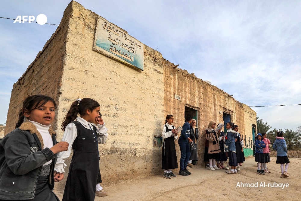 In #Iraq, children cram into dilapidated classrooms in a converted farmhouse, a symptom of education neglect in the oil-rich but war-weary country. 8,000 new schools are needed- & through a Chinese partnership 1,000 schools should be constructed this year. rb.gy/2xph31