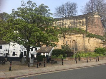 The Gate Hangs Well, on the corner of Brewhouse Yard and Castle Road closed in 1905. Linked by a series of caves, carved out of the sandstone rock, to Its neighbour the @TriptoJerusalem #Nottingham #beforeandafter #architecture