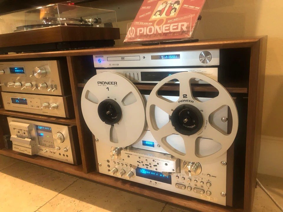 ...and some like it Pioneer 💙
(photo: Mads Olson)
#pioneer #vintageaudio #vintage #retro #hifi #gear #analog #audio #digital #sound #setup #reeltoreel #tapedeck #cassettedeck #amplifier