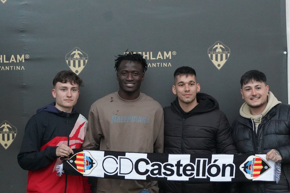 CDCastellon's tweet photo. 📸🤍🖤 Imágenes del photocall en la previa del #CastellónRecre con Mamadou Traoré

⚠️ Las fotos de los menores se deben solicitar al correo prensa@cdcastellon.com 

#PPO👂 https://t.co/EzgZP3IB1F