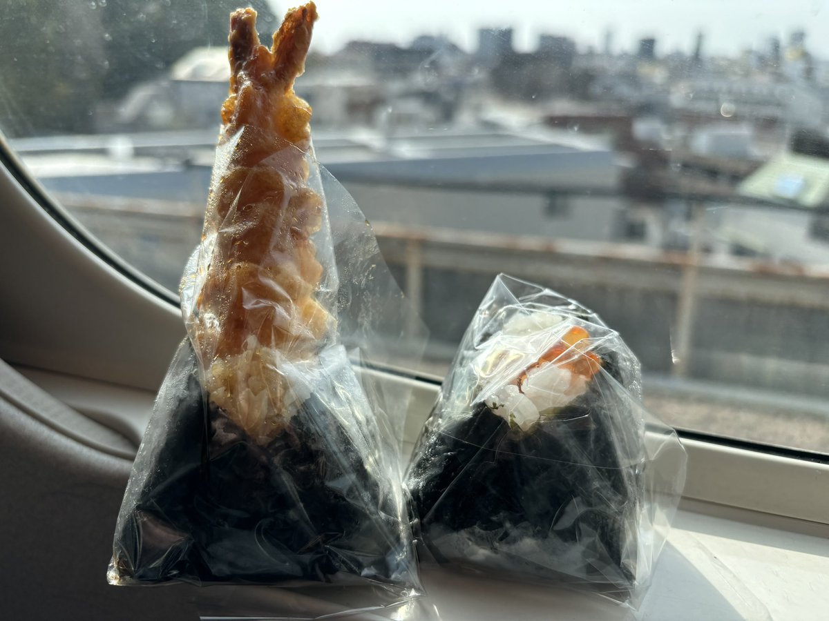 fukushi_nobuki's tweet photo. おにぎり好き😊
午後の紅茶の無糖少し飲んでから写真撮ったから少し減ってる🤣 https://t.co/FfxMqe72bY