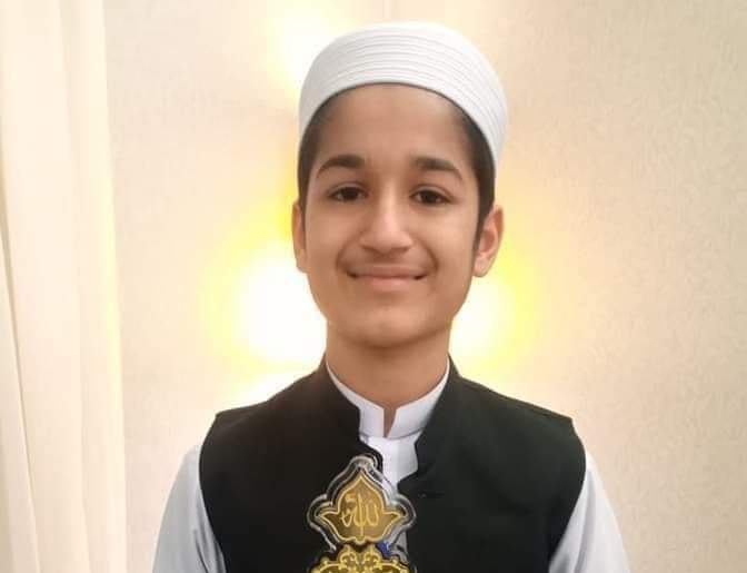 قرآت القران میں پوری دنیا سے اول پوزیشن ہی تو حاصل کی ہے کونسا بڑا تیر مارا ہے
بیٹا تو اگر فضول بکواس قسم کا وی لاگر ہوتا تو تجھے بھی ضرور وزیر اعظم ہاؤس بلا کر کرسی پہ بٹھایا جاتا
اب اس چھوٹی سی بات پہ تو وزیر اعظم نہیں مل سکتا نا آپ سے