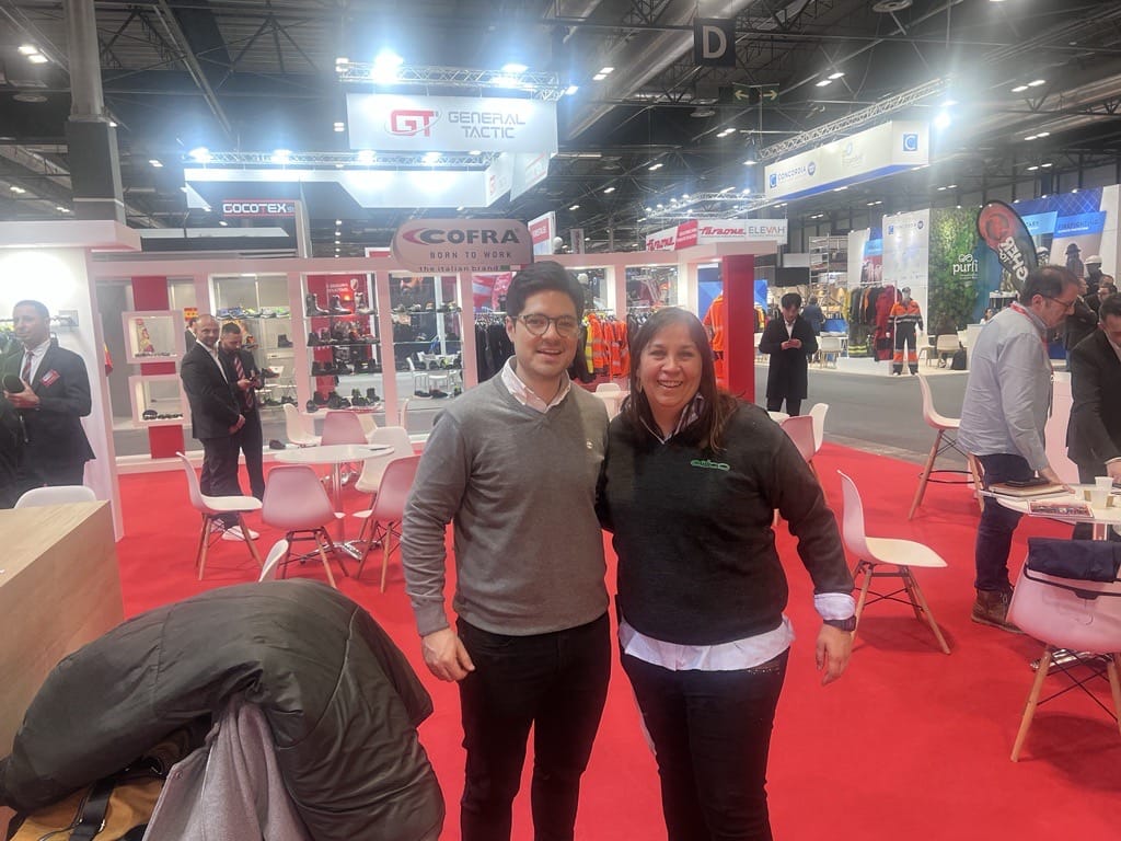 Emico_SA's tweet photo. Os dejamos un resumen d nuestro paso por #Sicur para ver las novedades del mercado en #seguridad y #Epis 
Con @danielrubio7  nuestro Head of Innovation&amp;Development,
Salva Martinez ,CEO de la compañia ,
y nuestra directora de Compras,Elena Esquibel.
Un gran día de reencuentros!! https://t.co/z51s77PaAs