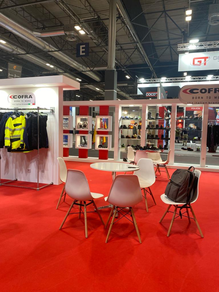Emico_SA's tweet photo. Os dejamos un resumen d nuestro paso por #Sicur para ver las novedades del mercado en #seguridad y #Epis 
Con @danielrubio7  nuestro Head of Innovation&amp;Development,
Salva Martinez ,CEO de la compañia ,
y nuestra directora de Compras,Elena Esquibel.
Un gran día de reencuentros!! https://t.co/z51s77PaAs