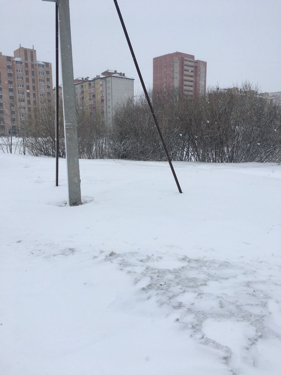 JXODS's tweet photo. @yalo__e Я больше кайфую от того что весной небо становится глубоким, не так сильно привлекает внимание грязь и мусор после снега, когда можно смотреть наверх и любоваться облаками (фотки старые 2018 год, Тюмень) https://t.co/GsBTnI4UFU