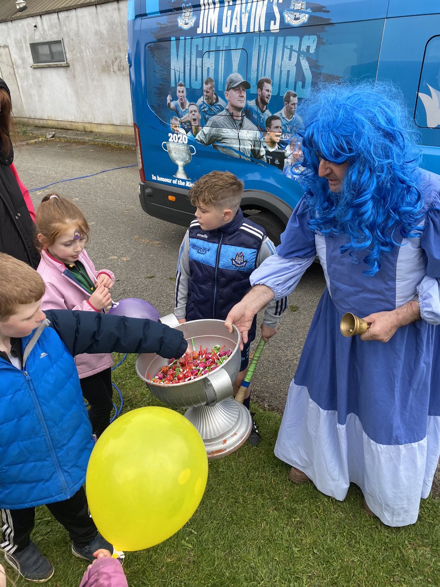 Special thanks to Terry Broughan aka Hill 16s Molly Malone for taking the time to visit Thomas Davis GAA Club with Cian and Sam yesterday afternoon for Lá na gclub day. All the kids were delighted to get photos with Cian and the Sam Maguire 🔵🏆