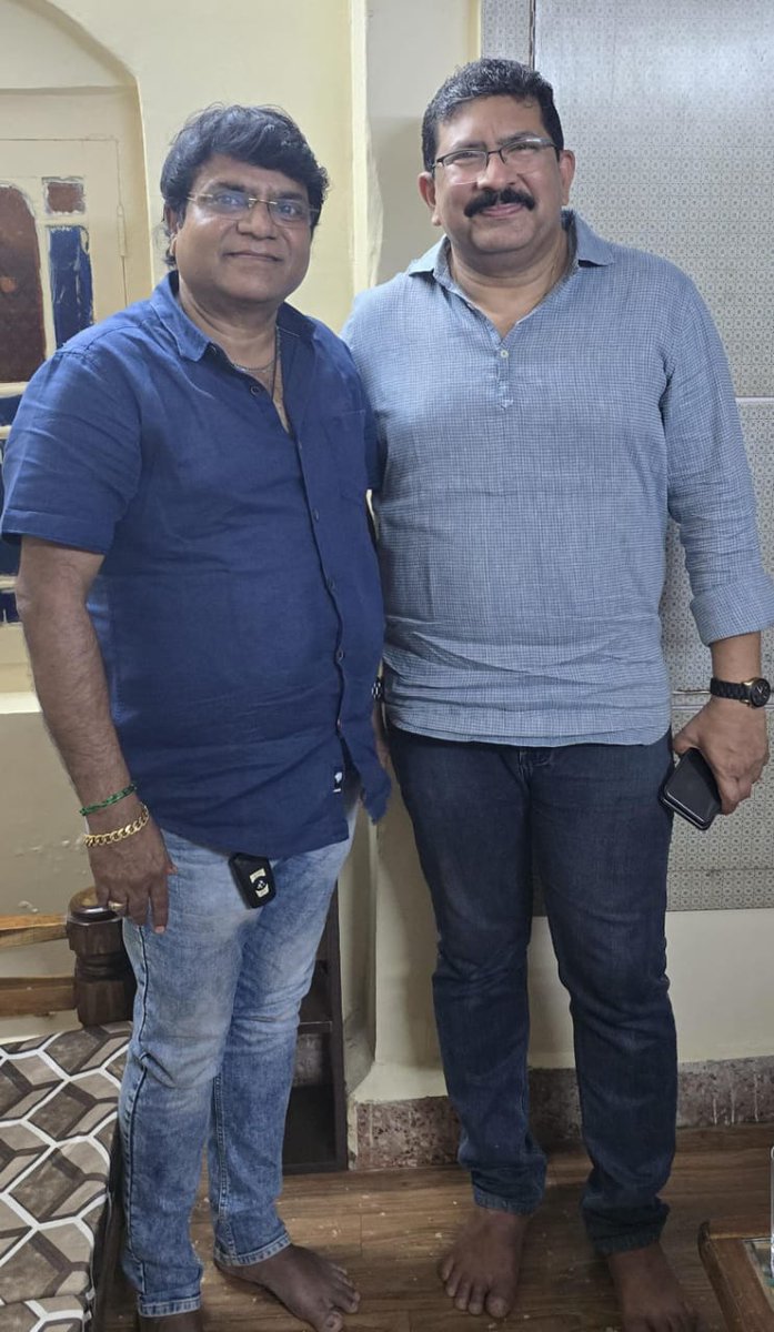 MaheshMhatre's tweet photo. क्षणिक तेवी आहे बाळा, मेळ माणसांचा ।

काळाचा ओघ चिरंतन वाहत असतो, आपण पाहत असलेल्या वर्तमानाचा इतिहास करत. असंख्य महामानव, खलपुरूष, राजकीय-सामाजिक, आर्थिक उलथापालथी, आपल्या विशाल मुखात गिळंकृत करून काळ धावत असतो. आपल्यासमोर. 
आणि अचानक असे काहीतरी घडते की, आपल्याला या काळाच्या https://t.co/qYPJiRplb2